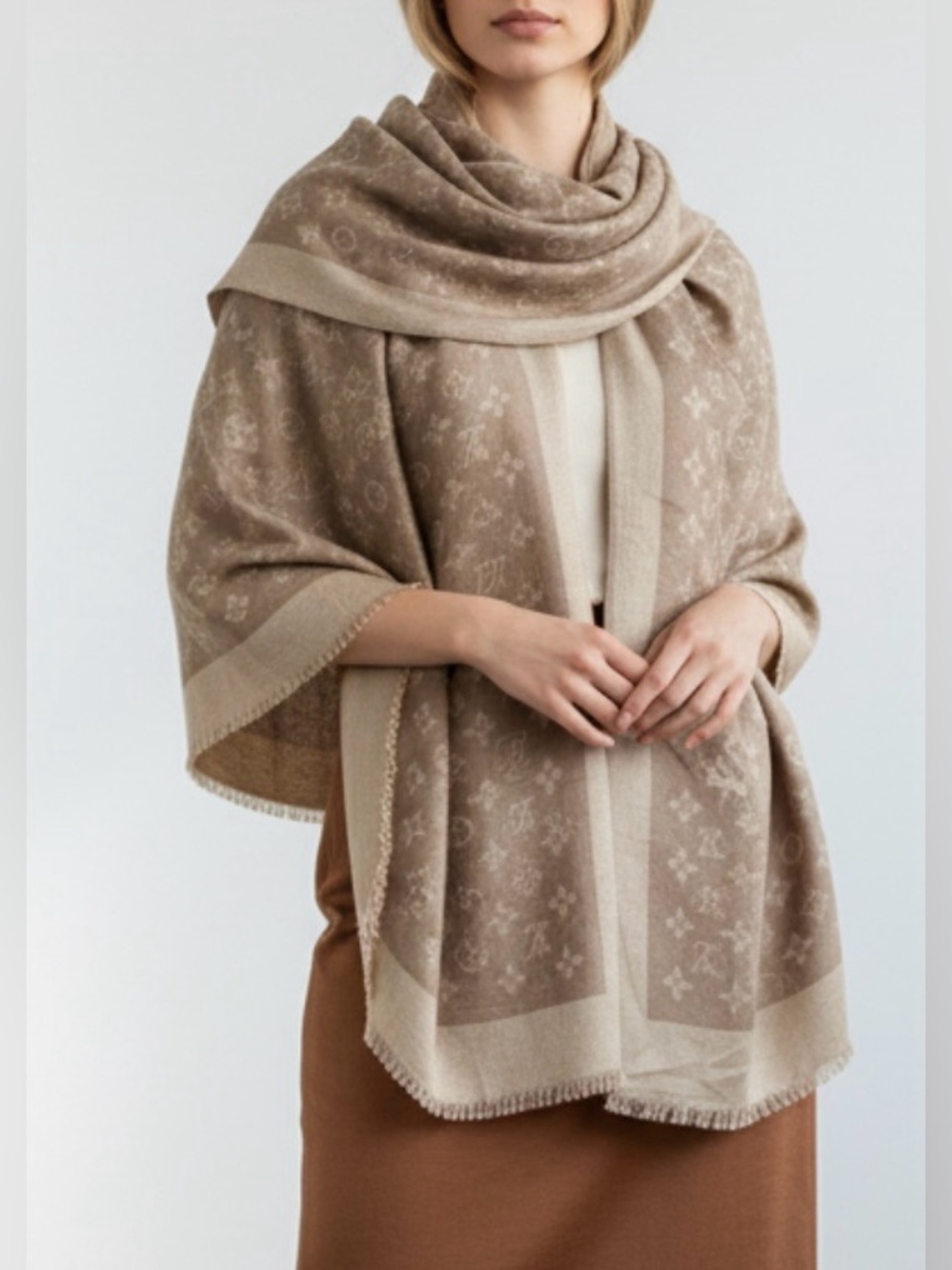 NWT-LOUIS VUITTON -Beige Monogram 65% cashmere 35% silk blend Shawl Wrap